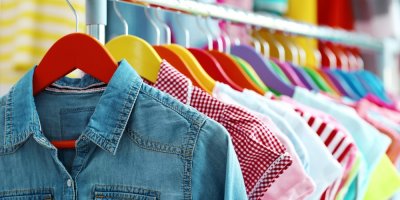 Dětské oblečení na věšáku