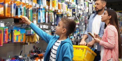 Chlapec si s rodiči vybírá v papírnictví