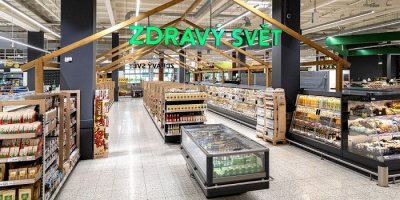 Oddělení Zdravý svět v Globusu v Praze Čakovicích, různé regály a chladicí boxy