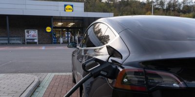 Elektromobil u obchodu Lidl