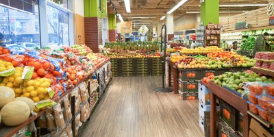 Oddělení s ovocem a zeleninou v obchodě