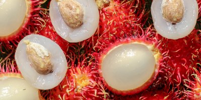 Rozpůlené plody rambutanu