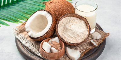 Půlka kokosu, kokos nakrájený na kousky, kokosová mouka, kokosové mléko