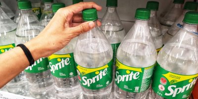 Limonády Sprite v obchodě v regálu