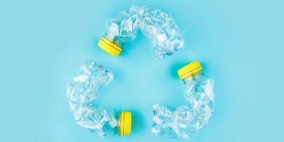 Tři zmačkané pet lahve