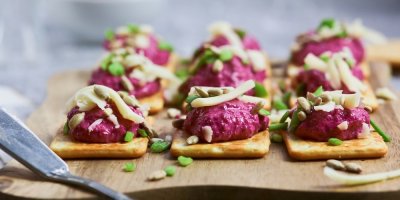 Pomazánka z červené řepy namazaná na krekrech