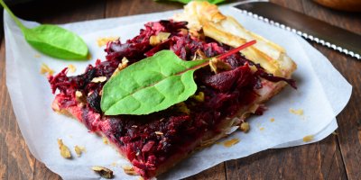 Kousek řepného koláče na pečicím papíru