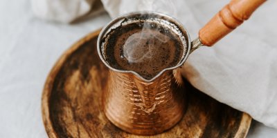 Horká káva v turecké konvici zvané džezva