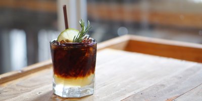 Sklenice nápoje Espresso tonic s plátkem limetky a ledem