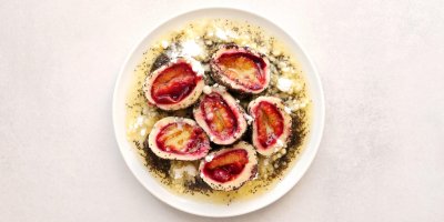 Talíř se švestkovými knedlíky s máslem, mákem a cukrem