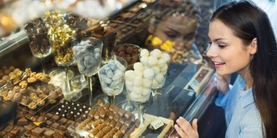 Žena si vybírá čokoládu v cukrárně