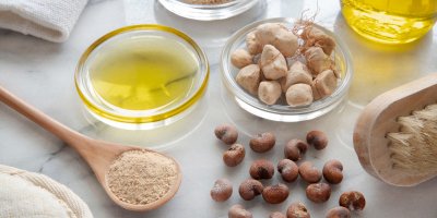 Kousky dužiny baobabu a olej a prášek z ní