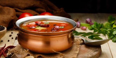 Indická rajčatová polévka v měděném kastrolku