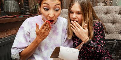 Dvě šokované ženy si prohlíží účet k zaplacení za jídlo v restauraci