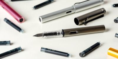 Tři bombičková pera a náhradní náplně