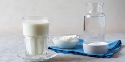 Hotový ayran ve sklenici a ingredience na jeho přípravu: jogurt, sůl a voda