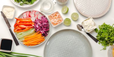 Ingredience na přípravu letních závitků – rýžový papír, krevety, zelí, mrkev, ředkvičky, limetky, omáčky a další