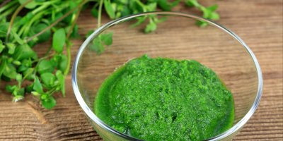 Rozmixovaný ptačinec v misce, čerstvý ptačinec v pozadí