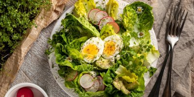 Salát s vejci, ředkvičkami, ptačincem, sedmikráskami a avokádem, dvě vidličky