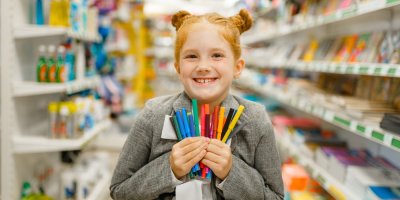 Dívka si vybírá fixy v papírnictví