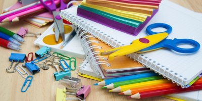 Školní potřeby na stole
