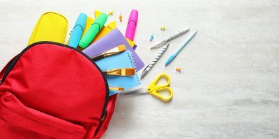 Batoh s rozličnými školními potřebami