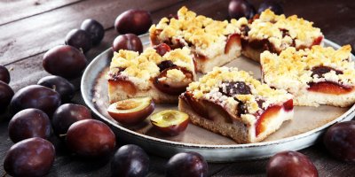 Tác se švestkovým koláčem a švestkami