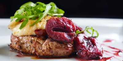 Pečené maso s bramborovým pyré, omáčkou ze švestek a rozpůlenou švestkou