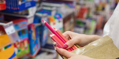 Žena v papírnictví vybírá pastelky