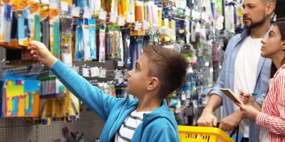 Chlapec si v obchodě vybírá pero