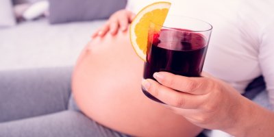 Těhotná žena pije řepovou šťávu