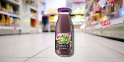 Proteinový nápoj na podlaze obchodu 