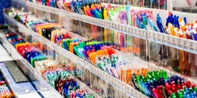 Různé druhy propisek a per v obchodě