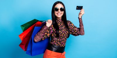 Žena drží nákupní tašky a kartu