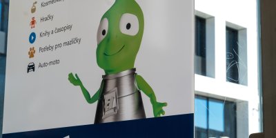 Reklamní banner s maskotem e-shopu Alza