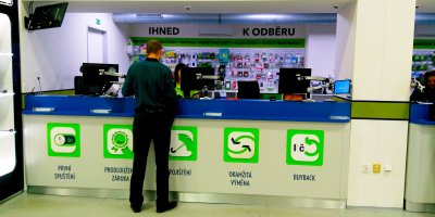 Zákazník ve výdejně e-shopu Alza
