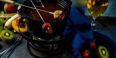 Čokoládové fondue, banány a víno