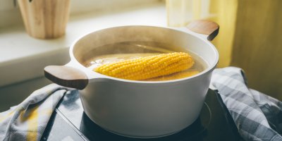 Klasy kukuřice se vaří v hrnci
