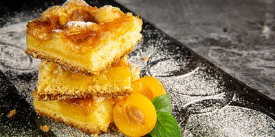 Tři kostky koláče z blum naskládané na sobě, žluté blumy