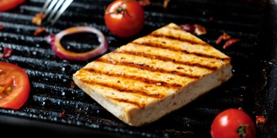 Grilované tofu, cherry rajčata a červená cibule na grilu