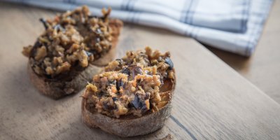 Dvě topinky s lilkovým tatarákem