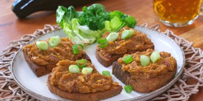 Vegetariánský tatarák z cukety na křupavé topince s česnekem 