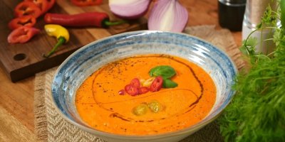 Talíř rajčatové polévky s papričkami a cherry rajčaty