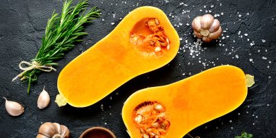 Rozpůlená máslová dýně, česnek, rozmarýn, sůl