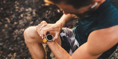 Sportovec si prohlíží své kulaté chytré hodinky