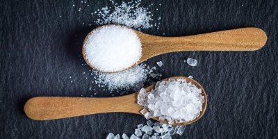 Dvě lžíce s hrubou a jemnou solí