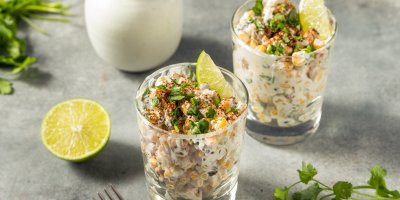 Dvě skleničky s esquites, limetka