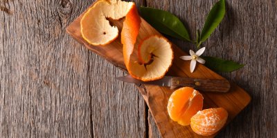 Oloupaná mineola na prkénku