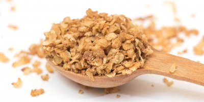 Pohankové vločky na dřevěné lžíci