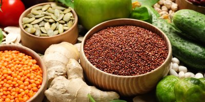 Miska canihuy mezi rozličnými potravinami – zázvorem, čočkou, semínky, okurkou a dalšími